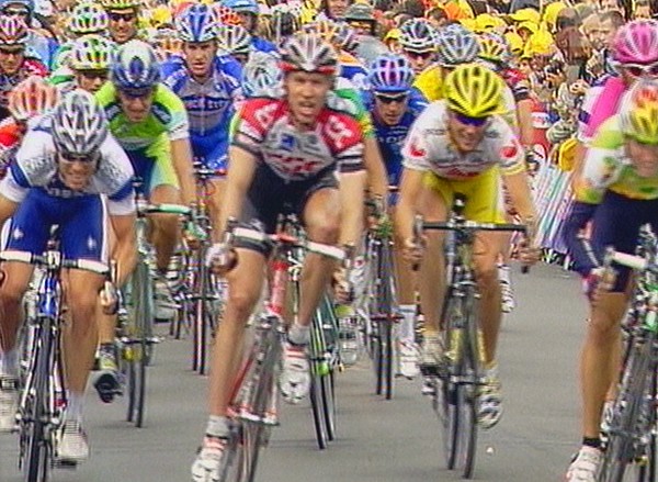 Kim Kirchen participe au sprint pour la 3me place pendant la 8me tape der Tour de France 2005